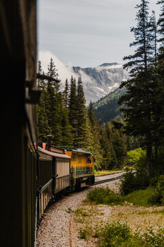 Train qui se prom&egrave;ne en montagne