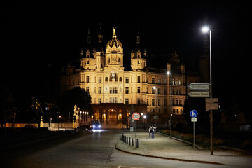 Fototapeta premium Nachtaufnahme vom berühmten Schweriner Schloss, in Deutschland,Mecklenburg-Vorpommern.
