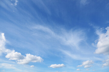 Obraz premium White clouds in blue sky