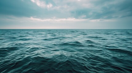 Obraz premium The ocean is calm and peaceful, with a beautiful blue color