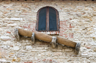 Porzione di grondaia di tegole sulla facciata di una dimora medievale