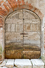 Vecchio portone rovinato dal tempo