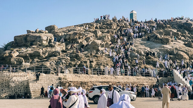 A picture of people walking up and down a hill in Saudi Arabia during pilgrimage during day time
