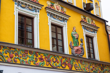 Obraz premium Colorful houses in the city centre of Zamosc at Christmas. Details of the facade, UNESCO. Zamosc, Poland