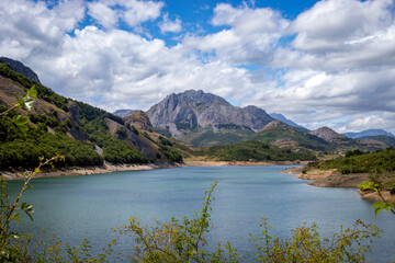Fototapeta premium View of the Montaña de Riaño y Mampodre Regional Park from the Riaño reservoir in León, Castilla y Leon, Spain