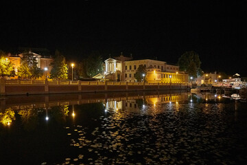 Fototapeta premium Nachtaufnahme vom staatlichen Museum Schwerin, in Deutschland, Mecklenburg-Vorpommern.