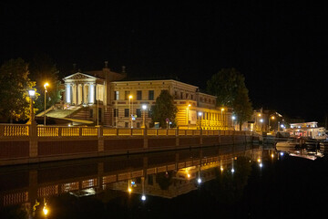 Nachtaufnahme vom staatlichen Museum Schwerin, in Deutschland, Mecklenburg-Vorpommern.