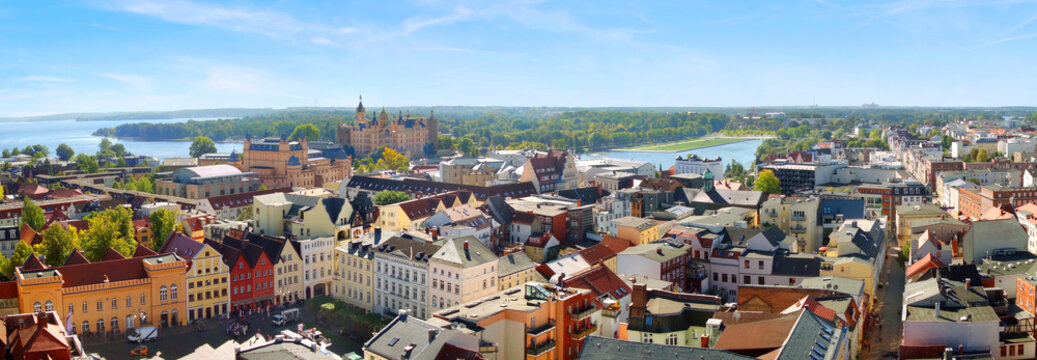 Sch&ouml;nes Panorama von Schwerin mit dem Schloss im Hintergrund, Deutschland,Mecklenburg-Vorpommern.