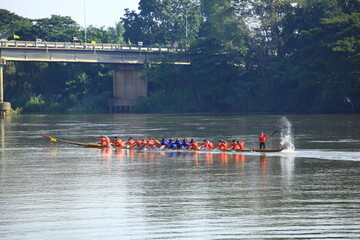Unidentified crew in traditional Thai long boats compete during Queen Cup Traditional Long Boat Race Championship in Photharam Ratchaburi, Thailand © kosin_sukhum