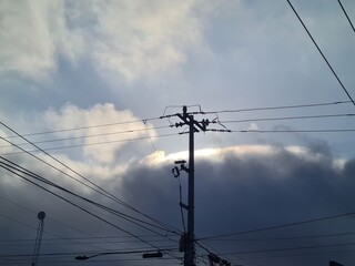 Cielo y poste de luz