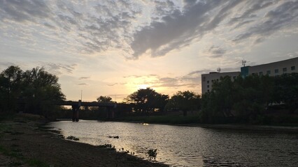 Fototapeta premium Hermoso rio y atardecer