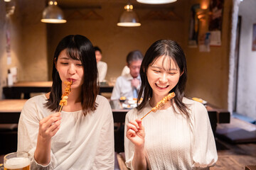 居酒屋で女子会をする二人の女性