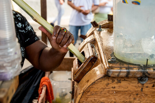 Guarapo. Artisanal mill. Street vendor of cane juice. Guarapo. Traditional drink from Valle del Cauca. Made from sugar cane. Cali, cop 16