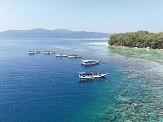 Obraz premium Anchored in Paradise: A Boat Near a Stunning Snorkeling Spot