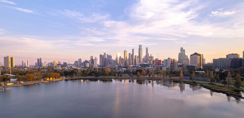 Obraz premium Sunrise view of Yarra river and Melbourne skyscrapers business office building with evening skyline from Albert Park, Victoria, Australia