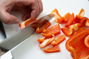 赤パプリカを包丁でカット