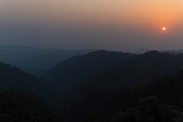 Obraz premium Scenic landscape of taradevi sunset in himachal pradesh in India. Himalayan mountains in himachal pradesh India.