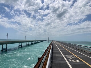 Obraz premium Scenic view of pedestrian section of Seven Mile Bridge in the Florida Keys, with a dedicated bike lane