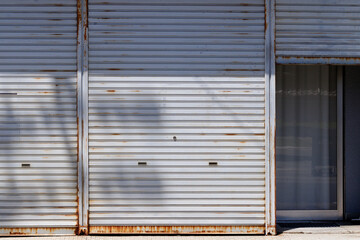 レトロで古く錆びたシャッター商店街の店先と入口