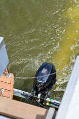 schwarzer Außenbord-Motor, Schiffsmotor eine Hausbootes im Wasser der Havel, Brandenburg