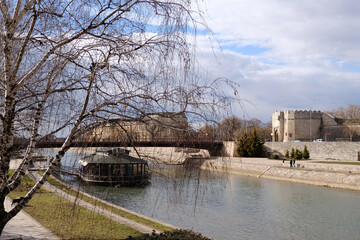Obraz premium The river in the city and bridge in the city of Nis on a spring day