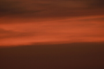 붉게 물든 노을. 회색과 주황색, 주홍색, 빨간색이 잘 어울리는 배경그림
