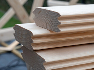 Stapel Blockbohlen mit Nut und Feder - unbehandeltes Holz für Aufbau Gartenhaus oder Gartensauna © Gundolf Renze