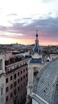 Via del Corso e il centro storico di Roma all'alba.
Spettacolare vista aerea di Via del Corso e delle cupole delle chiese in una mattina col cielo rosso. Roma, Italia.