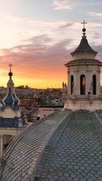 Via del Corso e il centro storico di Roma all'alba.
Spettacolare vista aerea di Via del Corso e delle cupole delle chiese in una mattina col cielo rosso. Roma, Italia.