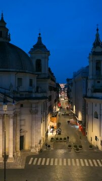 Via del Corso e il centro storico di Roma di notte con il cielo nuvoloso.
Spettacolare vista aerea di Via del Corso tra Piazzza del Popolo e l'Altare della Patria. notte, crepuscolo. Roma, Italia.