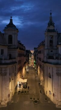 Via del Corso e il centro storico di Roma di notte con il cielo nuvoloso.
Spettacolare vista aerea di Via del Corso tra Piazzza del Popolo e l'Altare della Patria. notte, crepuscolo. Roma, Italia.