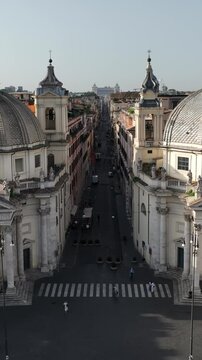 Via del Corso e il centro storico di Roma visto dal drone.
Spettacolare vista aerea di Via del Corso tra Piazzza del Popolo e l'Altare della Patria. Roma, Italia.