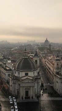 Via del Corso e Piazza del Popolo coperti da una coltre di fitta nebbia. Roma, Italia.
Spettacolare vista aerea del Tridente di Roma in una mattina d'inverno.