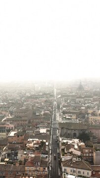 Via del Corso e Piazza del Popolo coperti da una coltre di fitta nebbia. Roma, Italia.
Spettacolare vista aerea del Tridente di Roma in una mattina d'inverno.