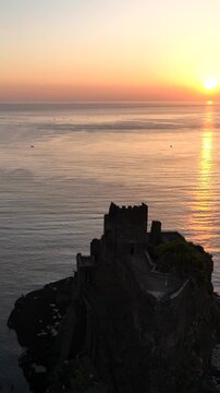 Riviera dei Ciclopi, la costa di Aci Castello in Sicilia, Italia.
Ripresa aerea del borgo marinaro ai piedi dell'Etna.