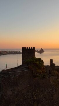 Riviera dei Ciclopi, la costa di Aci Castello in Sicilia, Italia.
Ripresa aerea del borgo marinaro ai piedi dell'Etna.