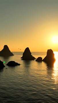 La Riviera dei Ciclopi di Aci Trezza. La costa rocciosa della Sicilia, Italia.
Ripresa aerea del mare disseminato di scogli tra Catania e Taormina.