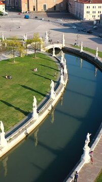 Padova, Italia. Prato della Valle. La piazza principale della citt&agrave;.
Vista aerea di Padova, Prato della Valle con il suo giardino, le statue e le fontane.
