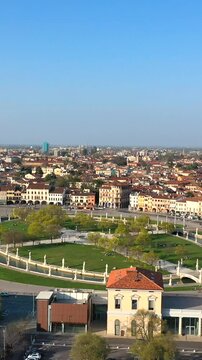 Padova, Italia. Prato della Valle. La piazza principale della citt&agrave;.
Vista aerea di Padova, Prato della Valle con il suo giardino, le statue e le fontane.
