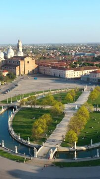 Padova, Italia. Prato della Valle. La piazza principale della citt&agrave;.
Vista aerea di Padova, Prato della Valle con il suo giardino, le statue e le fontane.

