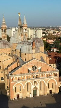 Padova, vista aerea della citt&agrave; e delle cupole della basilica del Santo, Italia .
La Primo piano della Basilica del Santo, Sant'Antonio di Padova. Veneto.