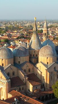 Padova, vista aerea della citt&agrave; e delle cupole della basilica del Santo, Italia .
La Primo piano della Basilica del Santo, Sant'Antonio di Padova. Veneto.