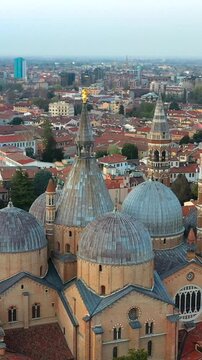 Padova, vista aerea della citt&agrave; e delle cupole della basilica del Santo, Italia .
La Primo piano della Basilica del Santo, Sant'Antonio di Padova. Veneto.