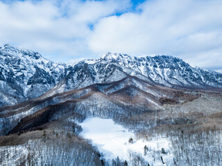Fototapeta premium 冬の鏡池と戸隠連峰(ドローン空撮) 長野県長野市戸隠