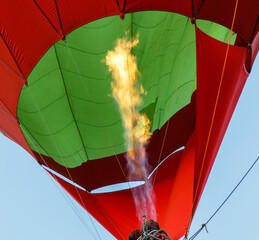 Obraz premium A hot air balloon with a green and red canopy is in the air