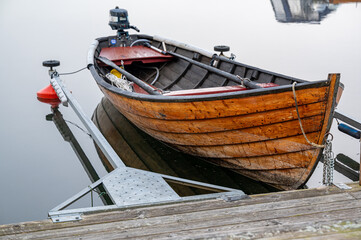 Obraz premium Old beautiful wooden punt with small engine