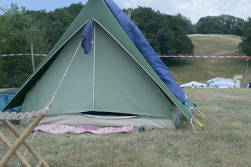 Campeggio all'aperto: tende pronte per l'avventura