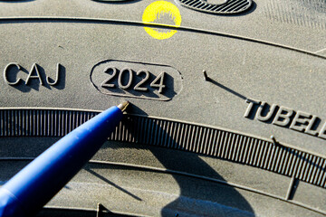Side view of tire with designation that specify of week and year of tire production