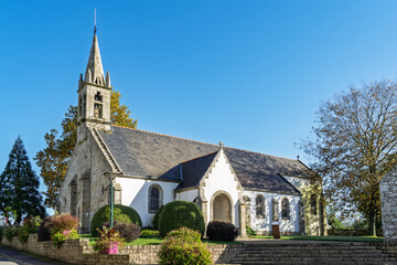 'église Saint-Guénolé à Locunolé, Finistère, sous un ciel bleu d'automne. Elle se dresse...