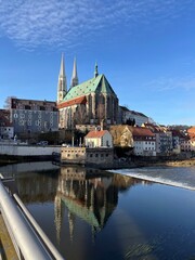 Obraz premium A scenic view of Görlitz from the Polish side of Zgorzelec, showcasing the charming architecture and picturesque skyline across the Neisse River.